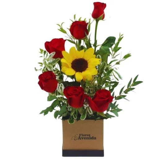 Caja con flores rosas y girasol 